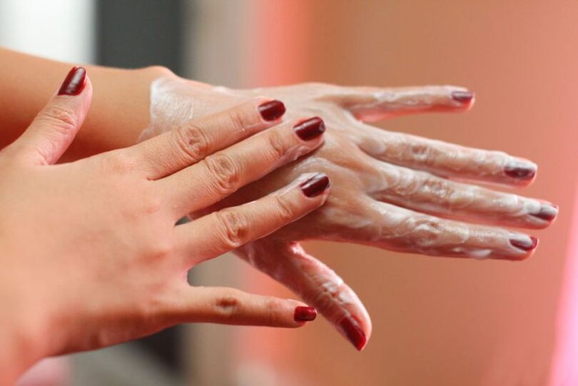 Aplicarea unei creme pe maini pentru intinerirea pielii