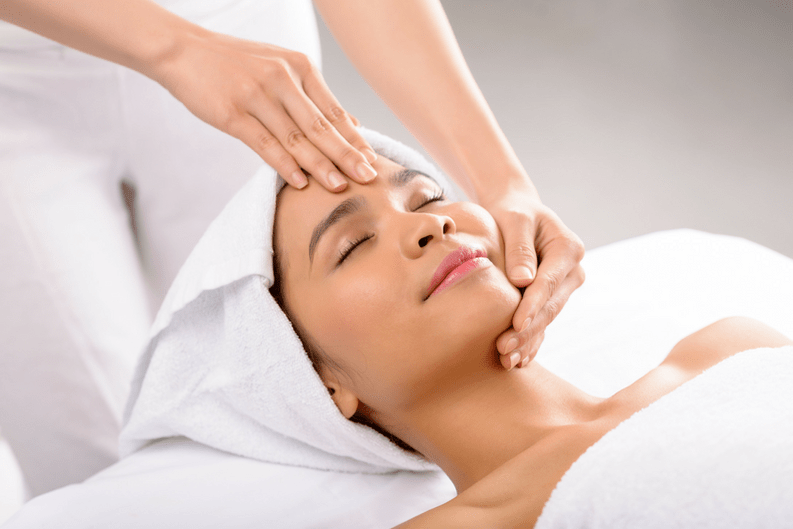 Masajul este una dintre metodele de întinerire a pielii feței și corpului